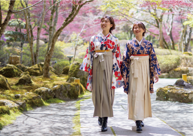 赤い着物を着た女性