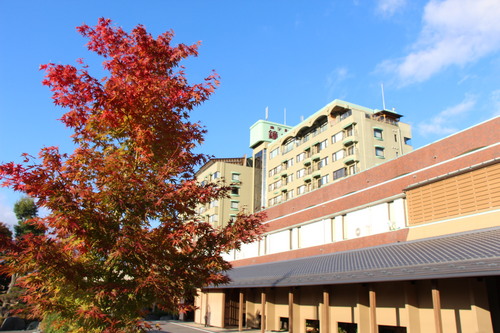 富士山温泉ホテル鐘山苑：庭園紅葉